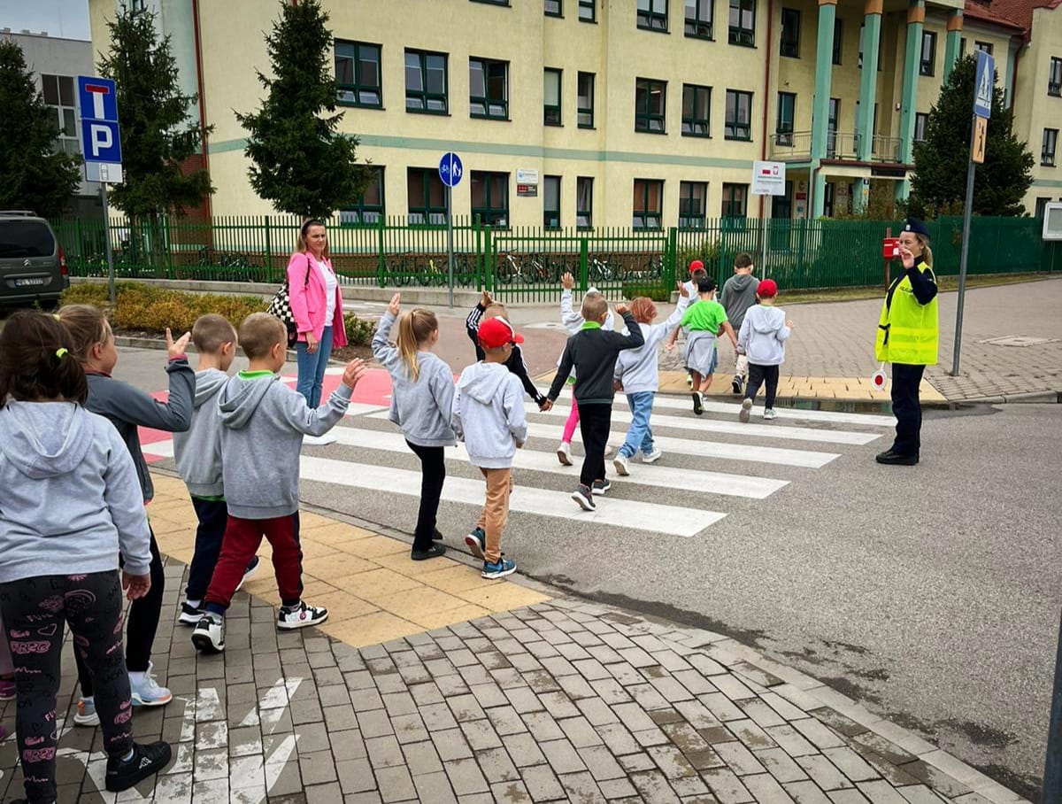 dzieci podczas bezpiecznej drogi do szkoły