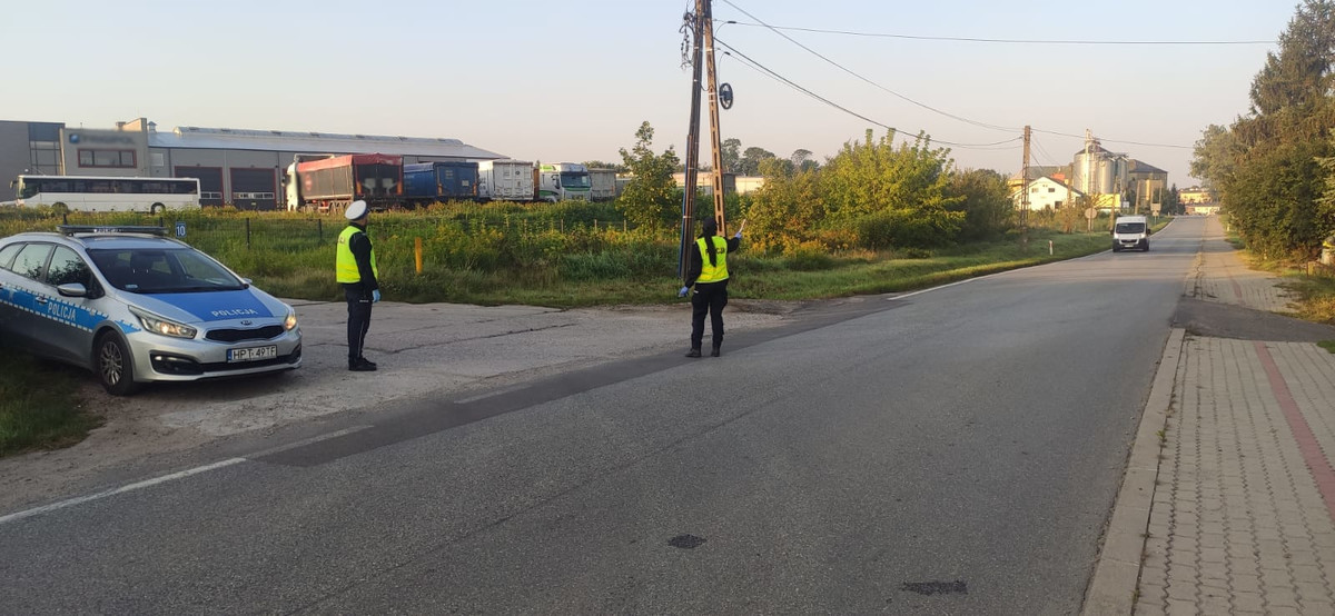 Zdjęcie przedstawia policjantów na drodze podczas kontroli