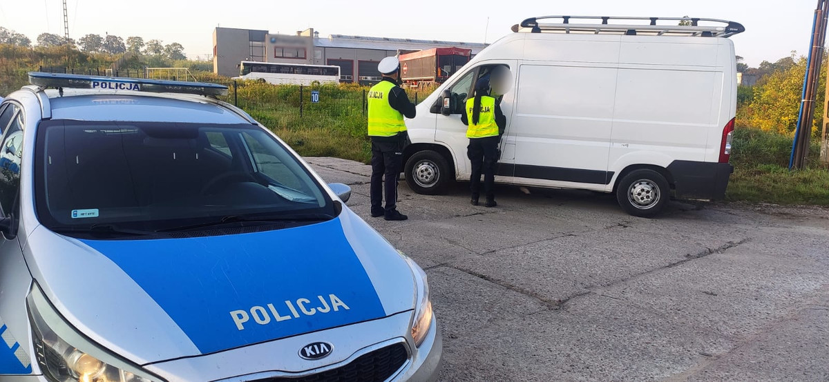 Zdjęcie przedstawia kontrolę drogową.