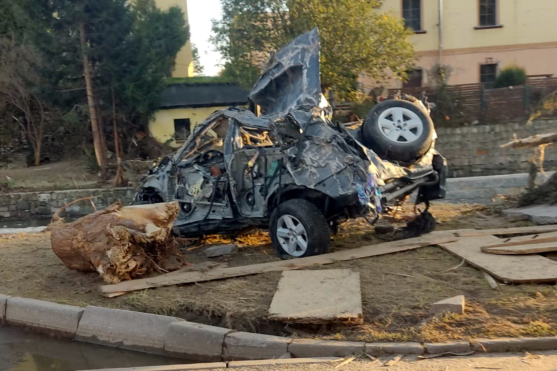 Zniszczone przez powódź auto