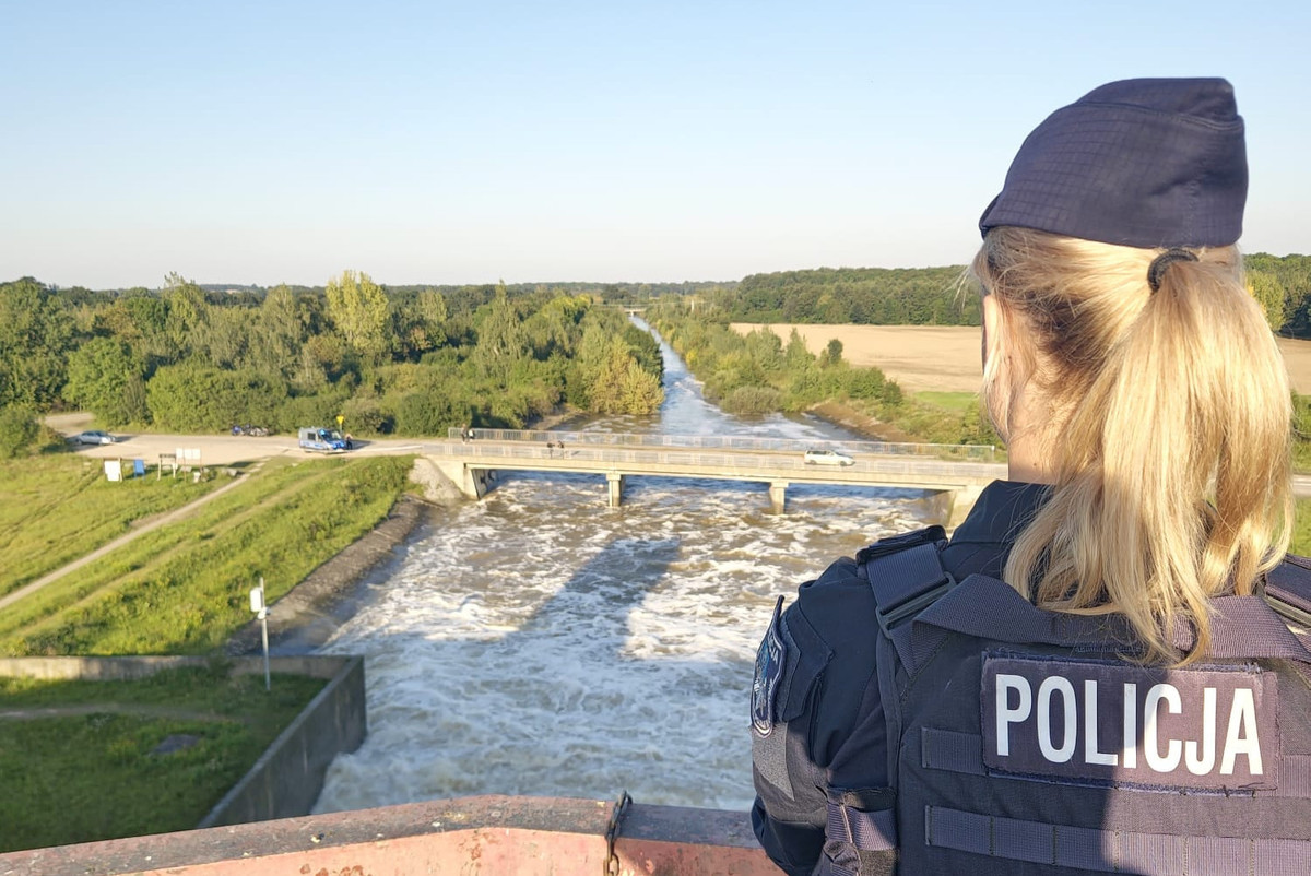 Policjantka obserwuje rzekę z góry