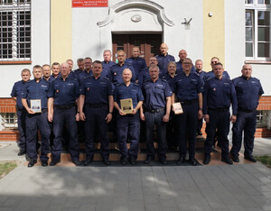 Zdjęcie przedstawia insp. Radosława Dracha oraz organizatorów i uczestników konkursu.