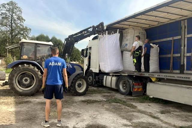 Załadunek worków z korkami na ciężarówkę