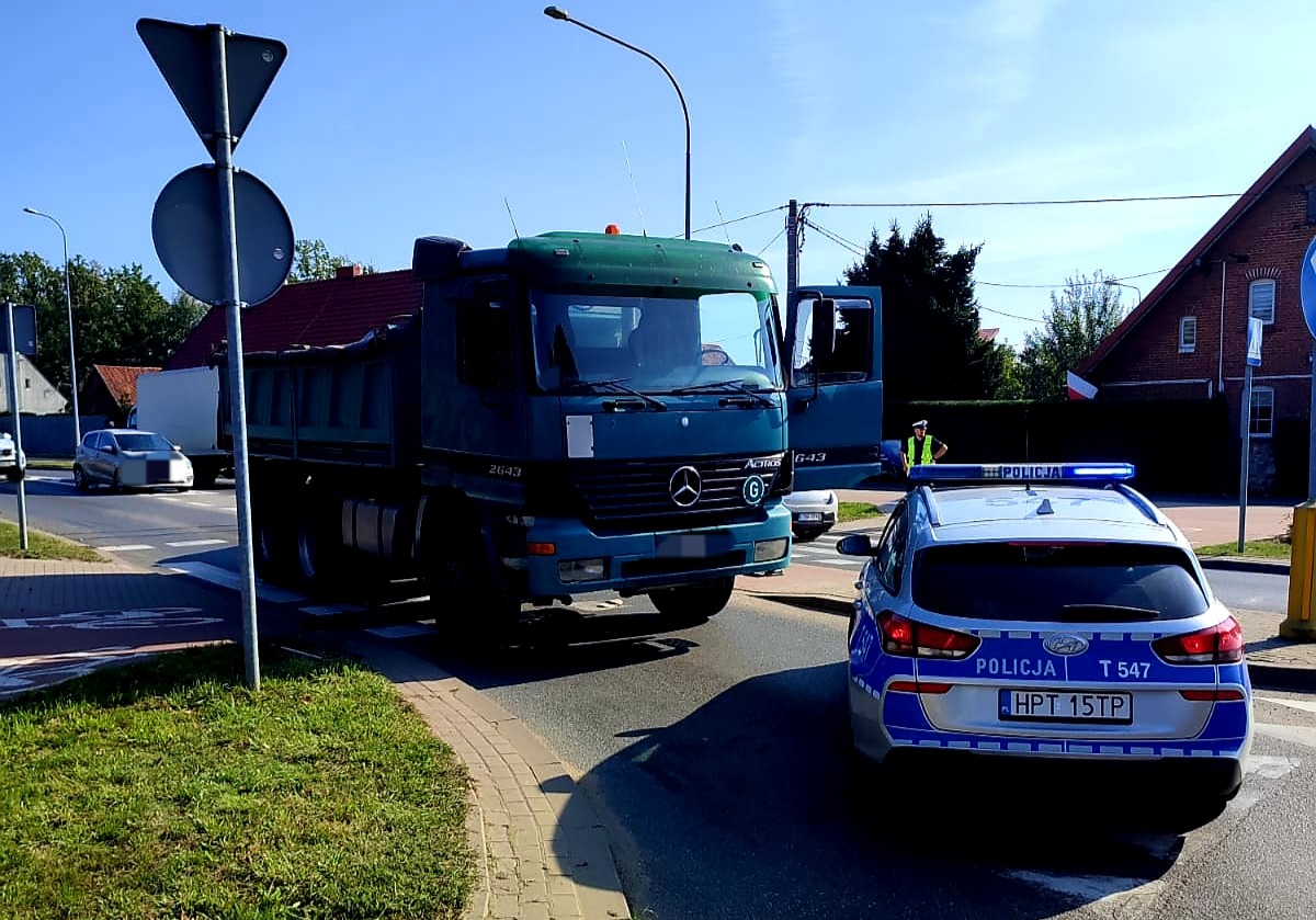 Radiowóz i ciężarówka na miejscu zdarzenia