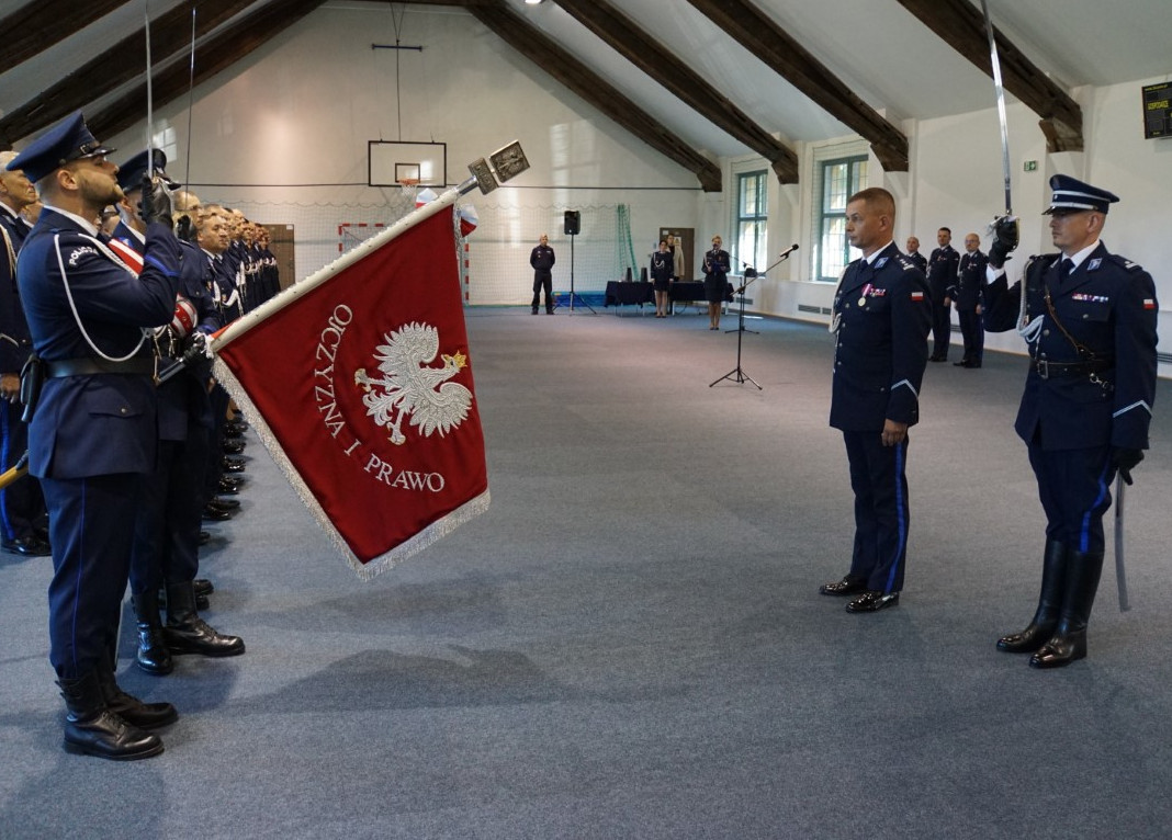 Zdjęcie przedstawia uroczystość powołania na stanowiska zastępców Komendantów Wojewódzkich Policji w Olsztynie.