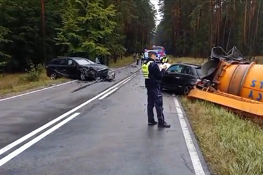 Rozbite samochody i policjant na drodze