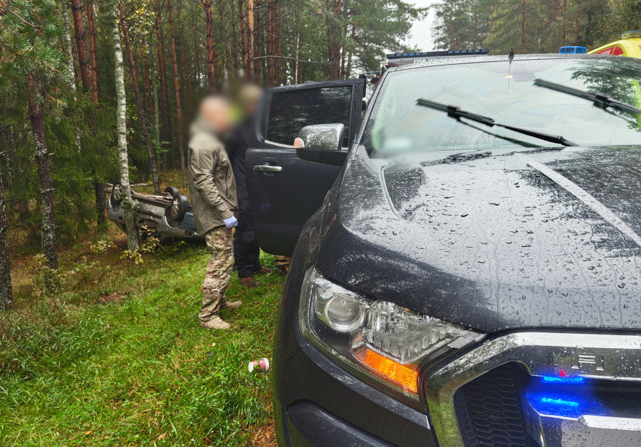 Zdjęcie przedstawia miejsce zdarzenia drogowego. Policjantów, ratowników i strażaków.