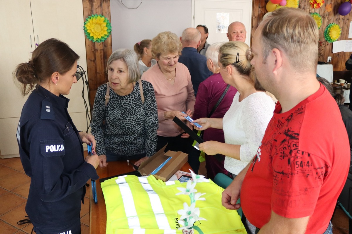 Zdjęcie przedstawia spotkanie profilaktyczne z seniorami.