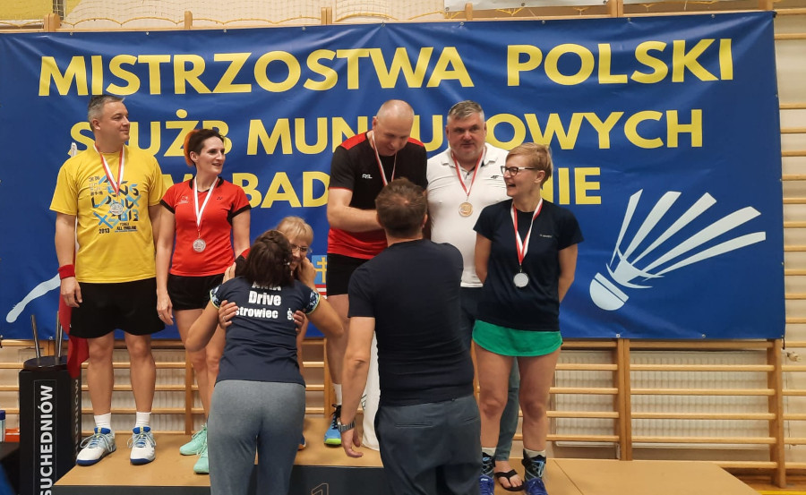 Zdjęcie przedstawia uczestników turnieju na podium.