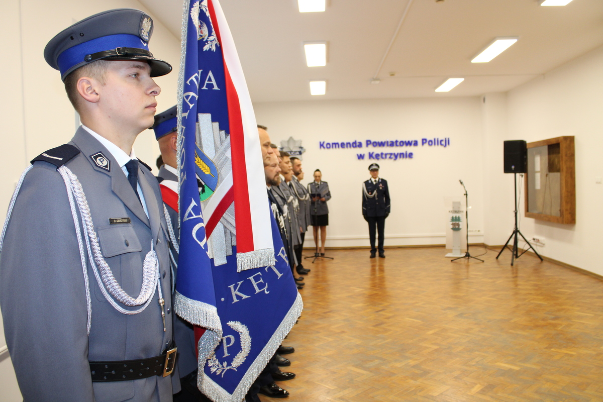 Zdjęcie przedstawia uczestników uroczystości powołania I Zastępcy Komendanta Powiatowego Policji w Kętrzynie.