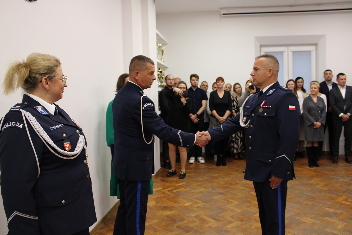 Zdjęcie przedstawia uczestników uroczystości powołania I Zastępcy Komendanta Powiatowego Policji w Kętrzynie.