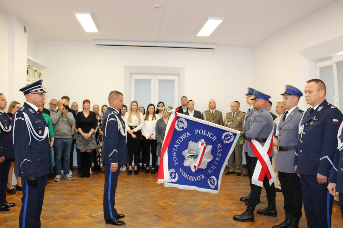 Zdjęcie przedstawia uczestników uroczystości powołania I Zastępcy Komendanta Powiatowego Policji w Kętrzynie.