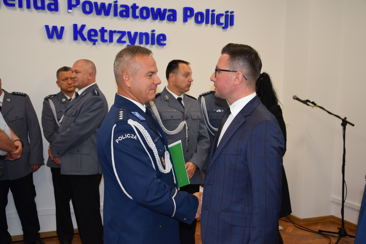 Zdjęcie przedstawia uczestników uroczystości powołania I Zastępcy Komendanta Powiatowego Policji w Kętrzynie.