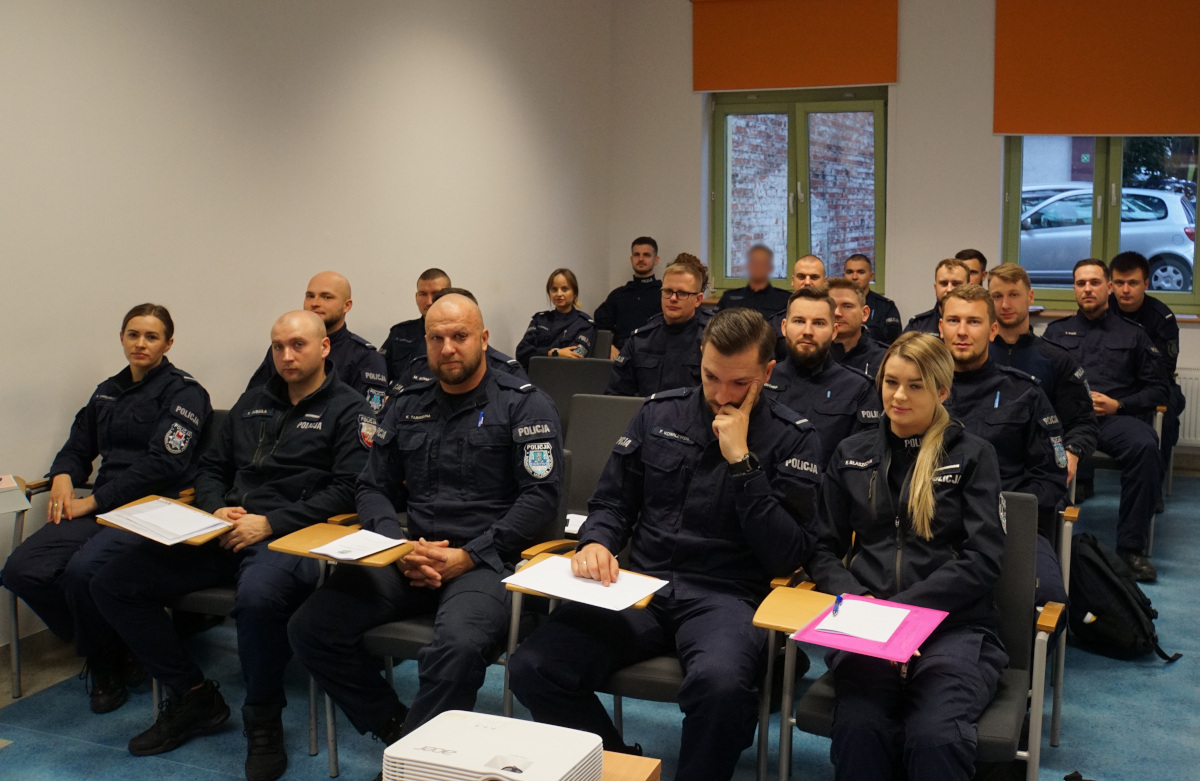 Zdjęcie przedstawia umundurowanych policjantów w sali.