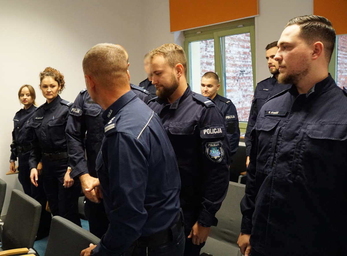 Zdjęcie przedstawia umundurowanych policjantów w sali.