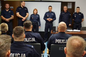 Zdjęcie przedstawia umundurowanych policjantów w sali.