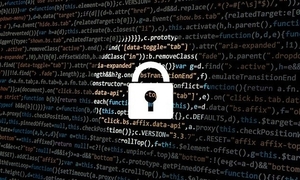 Grafika przedstawiająca białą kłódkę na ciemnym tle z ciągami znaków