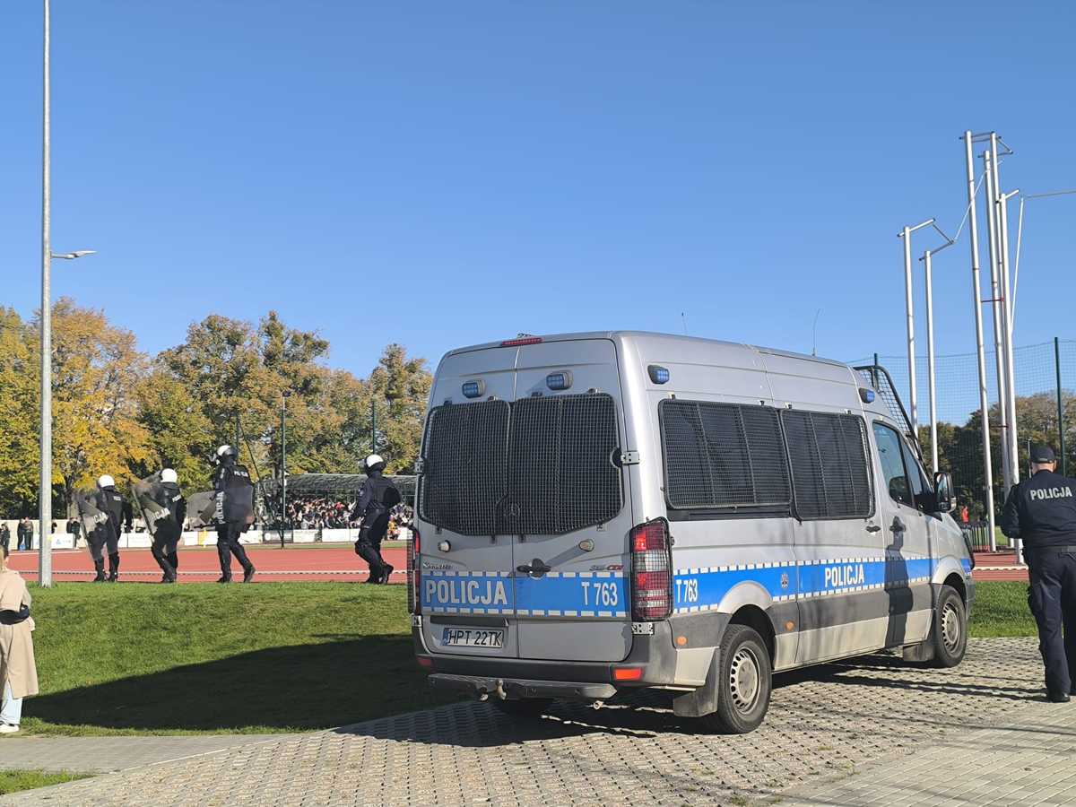 Policjanci podczas zabezpieczenia