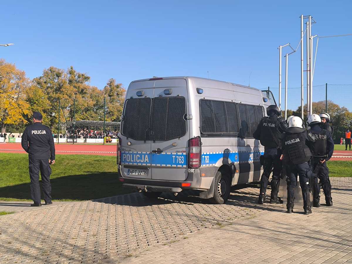 Policjanci podczas zabezpieczenia