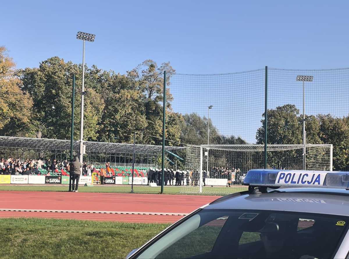 Policjanci podczas zabezpieczenia