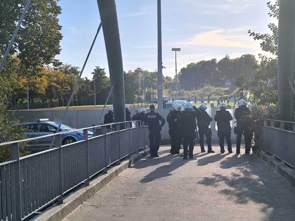 Policjanci podczas zabezpieczenia