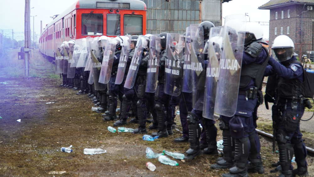 Zdjęcie przedstawia policjantów podczas ćwiczeń.