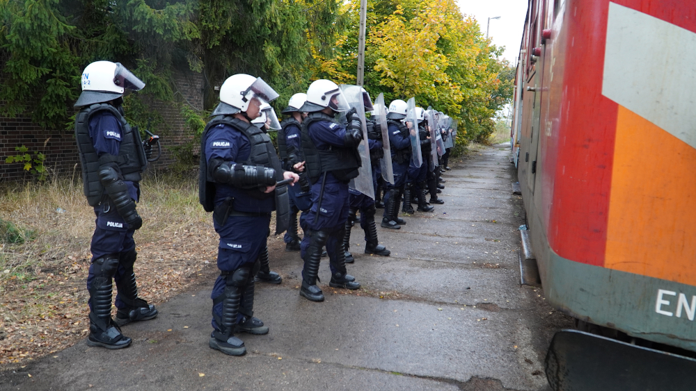 Zdjęcie przedstawia policjantów podczas ćwiczeń.