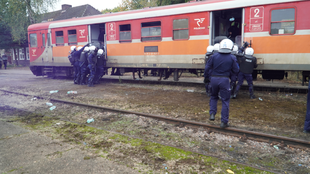 Zdjęcie przedstawia policjantów podczas ćwiczeń.