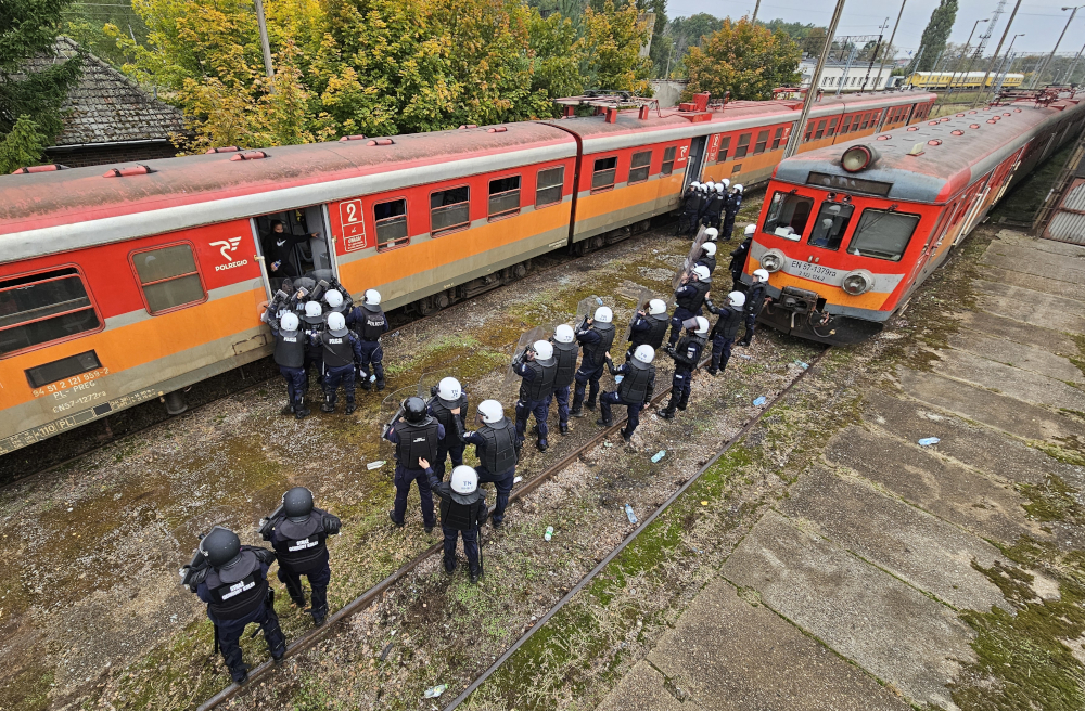 Zdjęcie przedstawia policjantów podczas ćwiczeń.