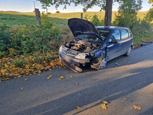 Zdjęcie przedstawia auto uczestniczące z zdarzeniu na drodze.