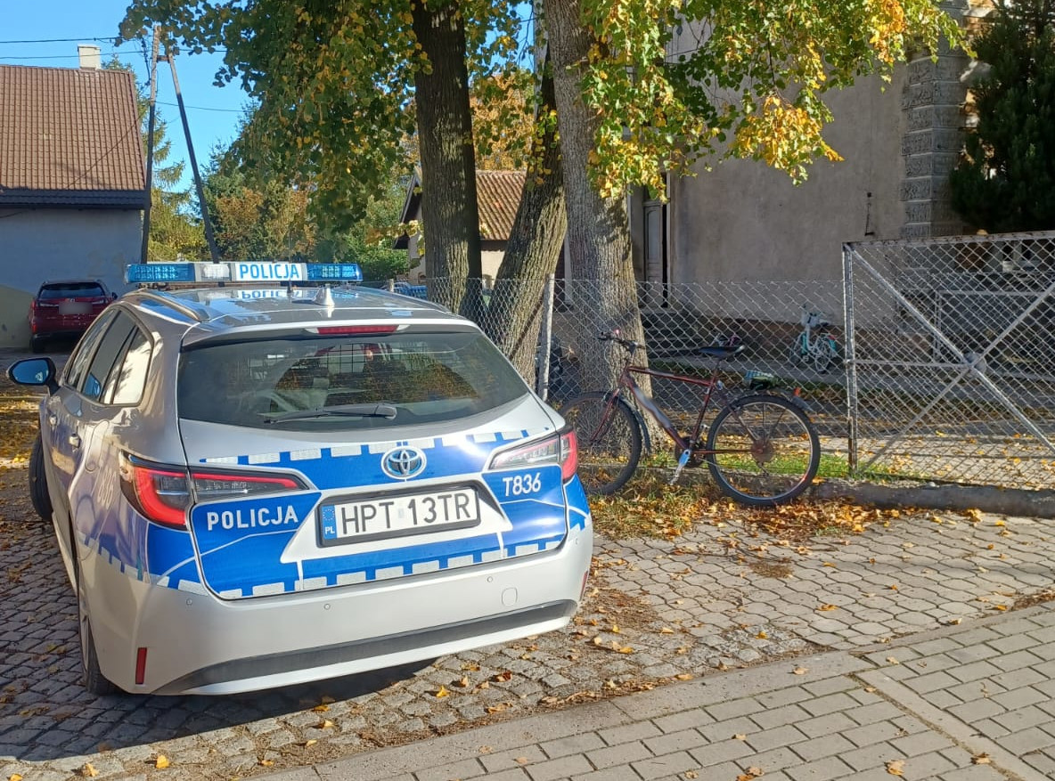 Zdjęcie przedstawia policyjny radiowóz i rower.