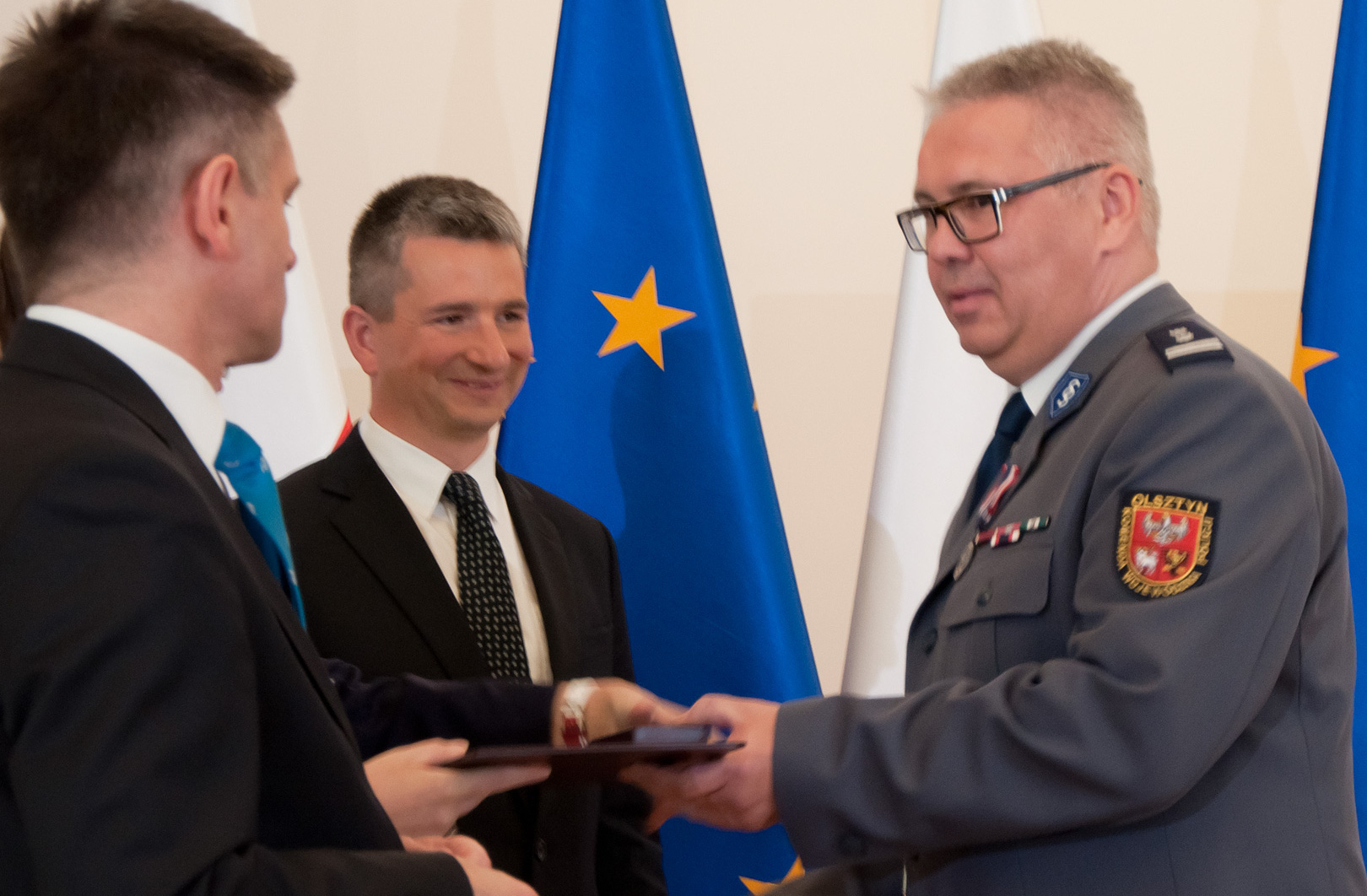 mł. insp. Piotr Zabuski otrzymuje wyróżnienie z rąk Ministra Finansów