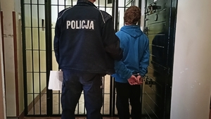 Policjant z osobą zatrzymaną