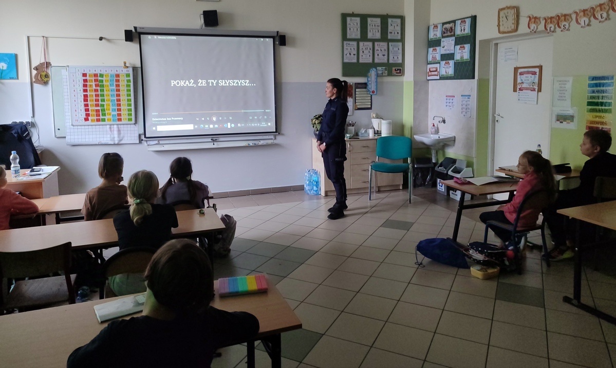 Policjantka podczas spotkania z młodzieżą