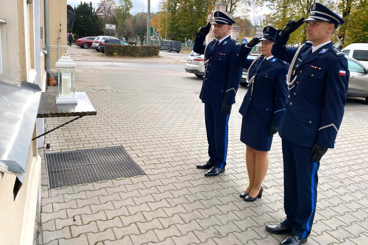 Policjanci przed tablicą pamiątkową