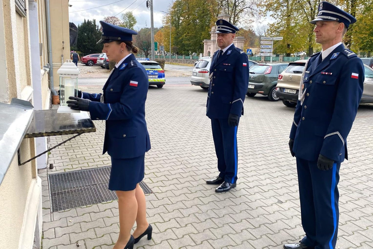 Policjanci przed tablicą pamiątkową