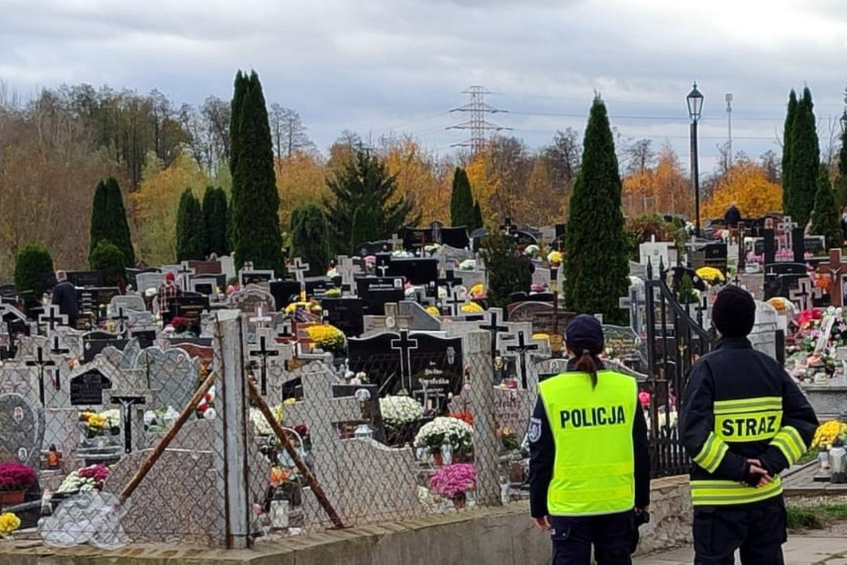 Policjantka i strażak na cmentarzu