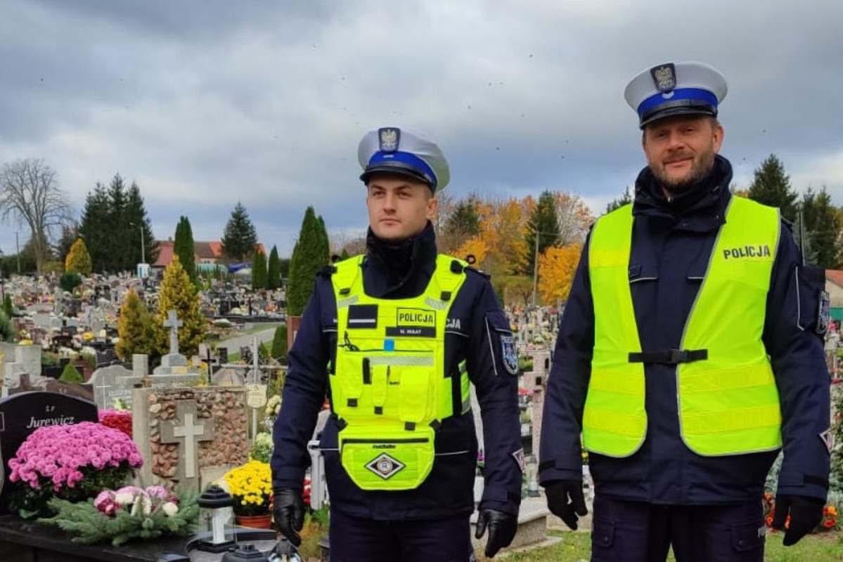 Policjanci na cmentarzu