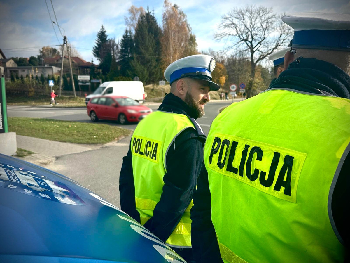 Policjanci przy radiowozie