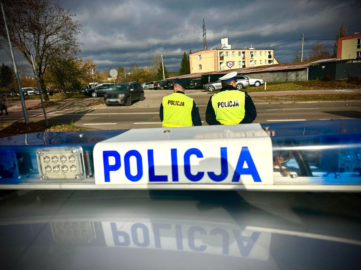 Policjanci przy radiowozie