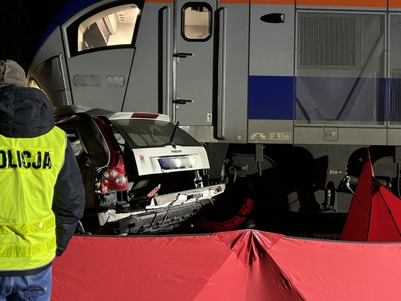 Policjanci pracujący na miejscu wypadku