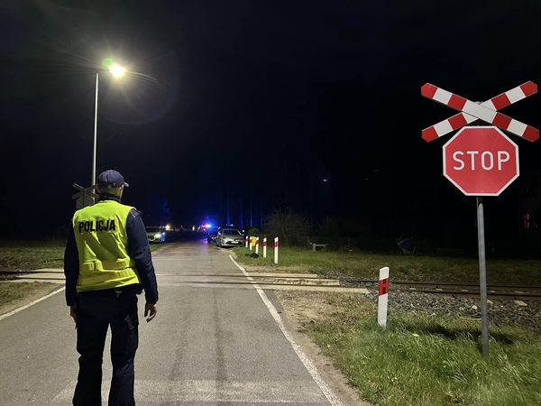 Policjanci pracujący na miejscu wypadku