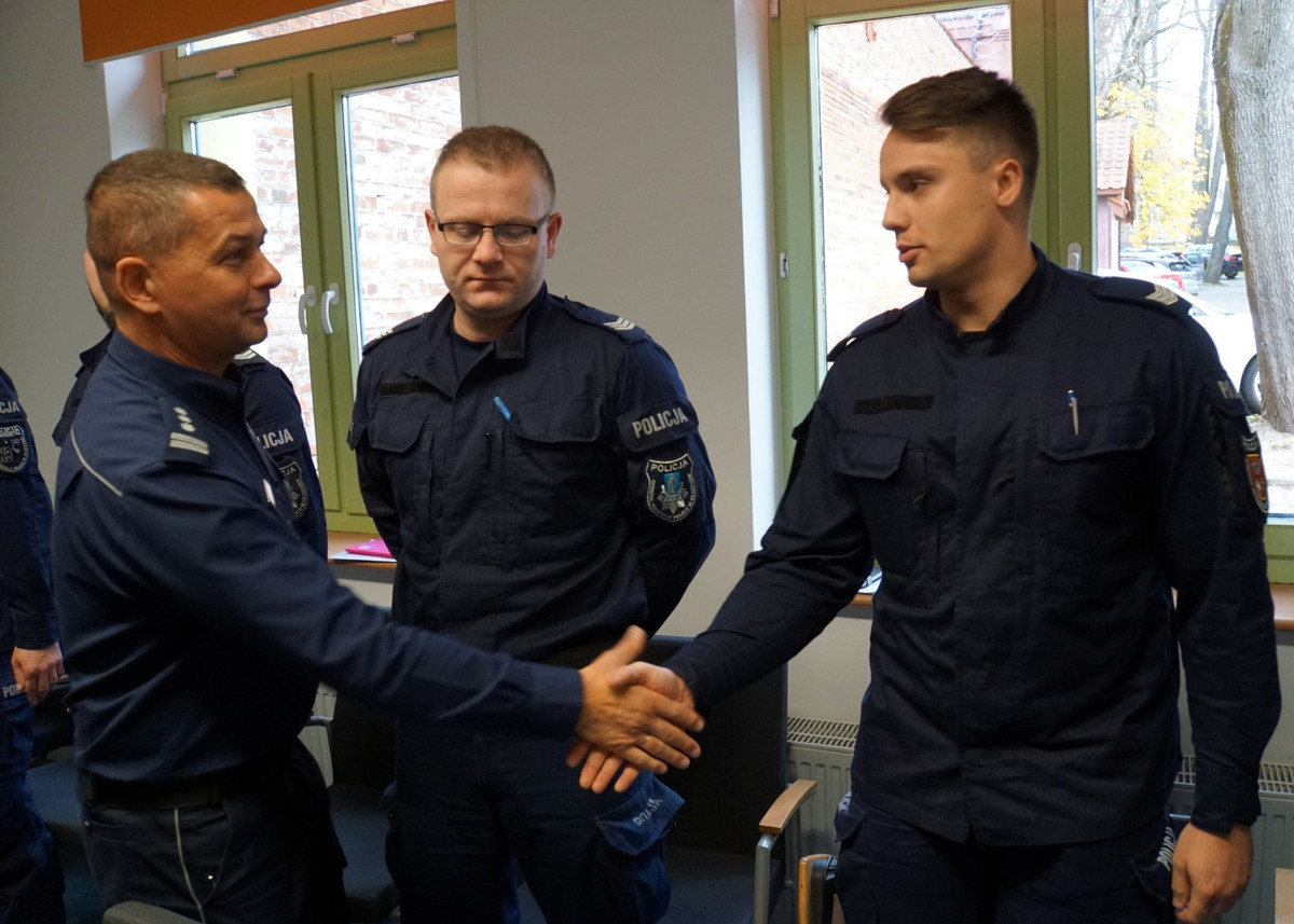 Zdjęcie przedstawia insp. Mirosława Elszkowskiego witającego się z uczestnikami szkolenia.