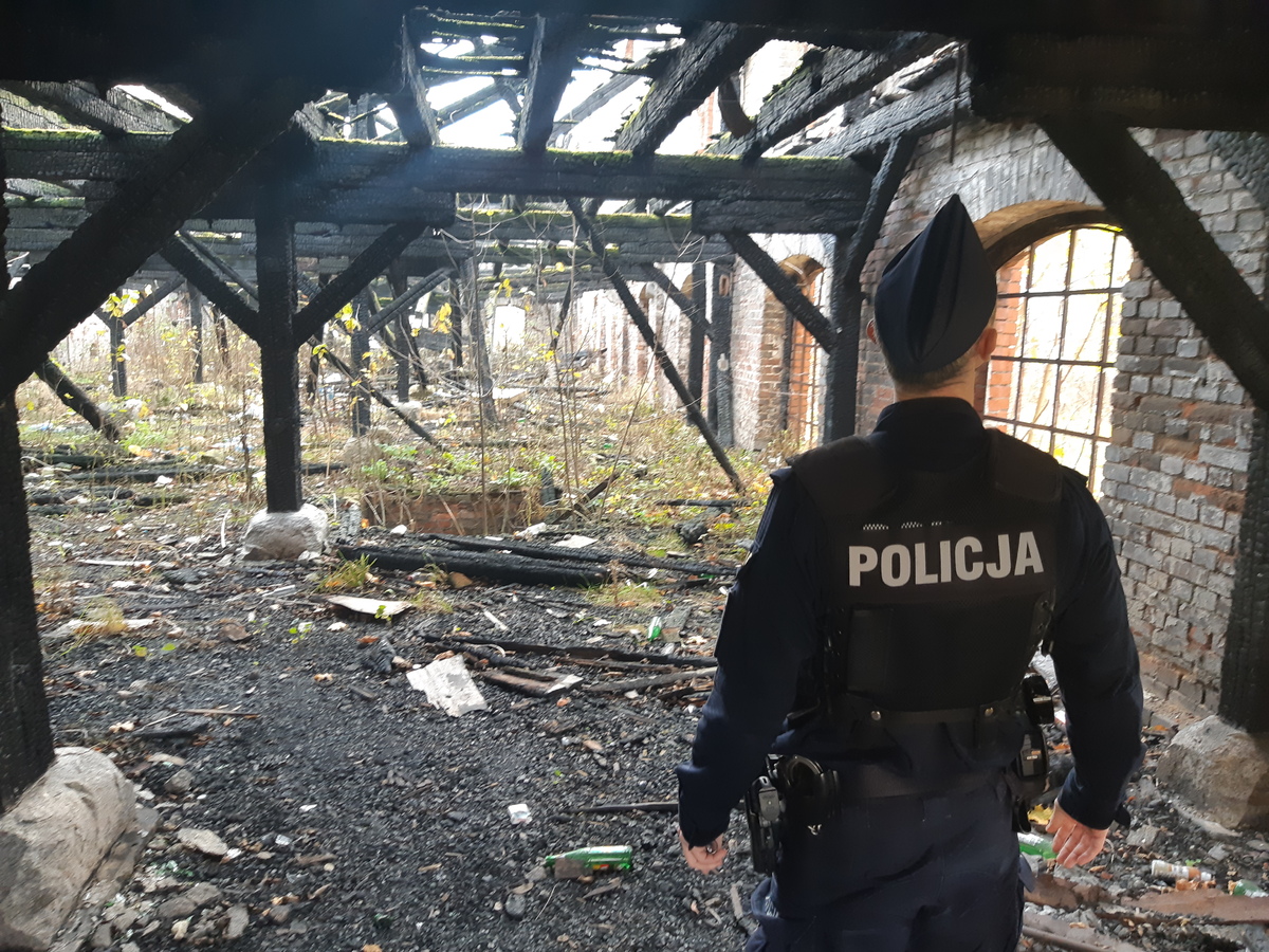 Zdjęcie przedstawia policjantów w pustostanie.