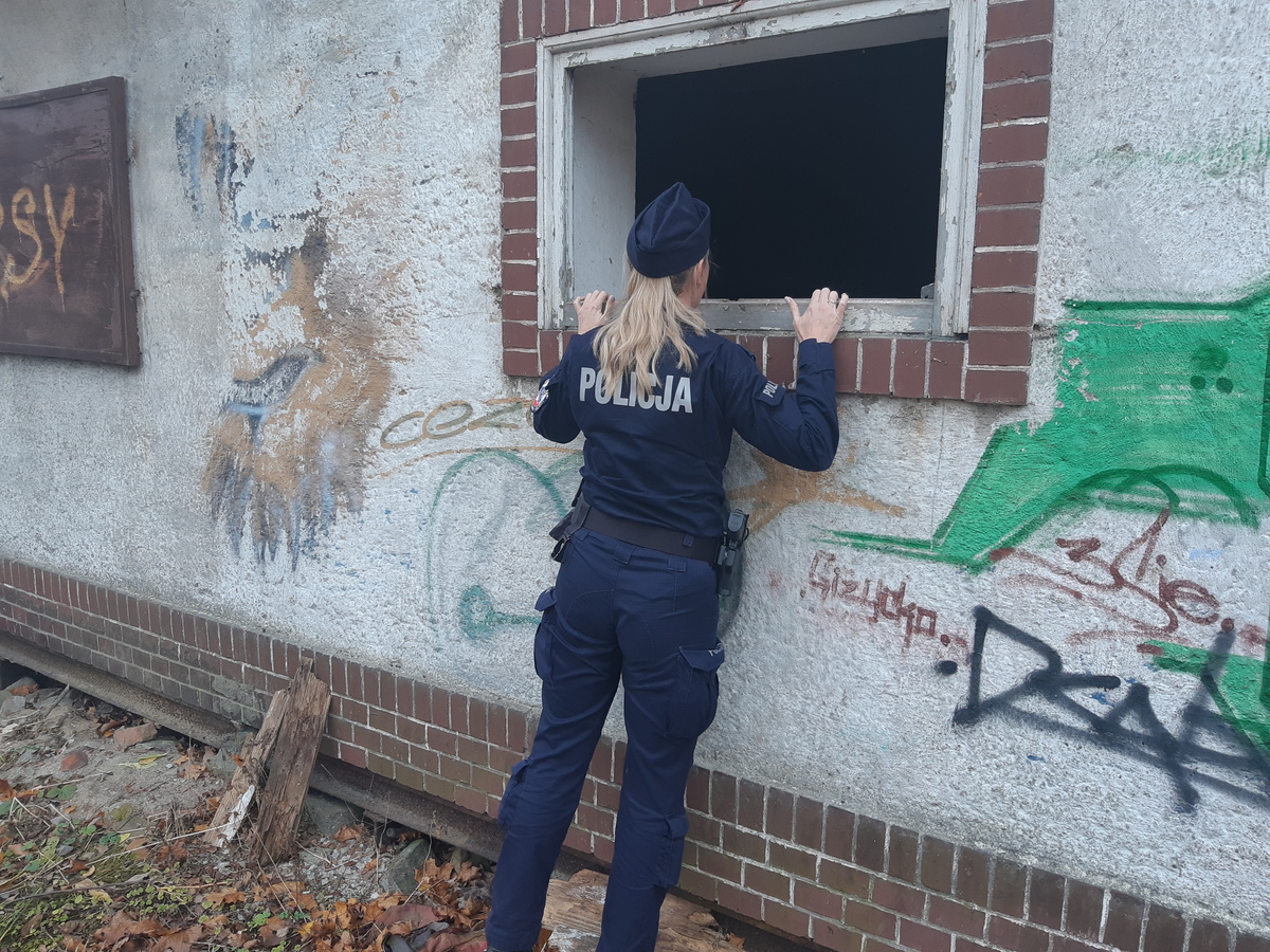 Zdjęcie przedstawia policjantów w pustostanie.