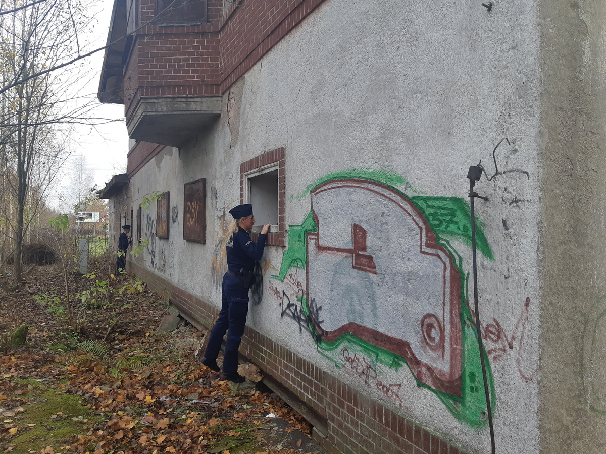 Zdjęcie przedstawia policjantów w pustostanie.