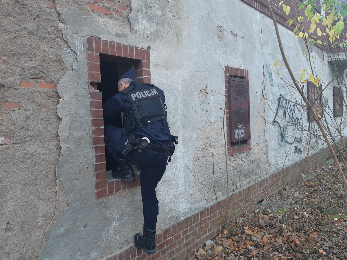 Zdjęcie przedstawia policjantów w pustostanie.