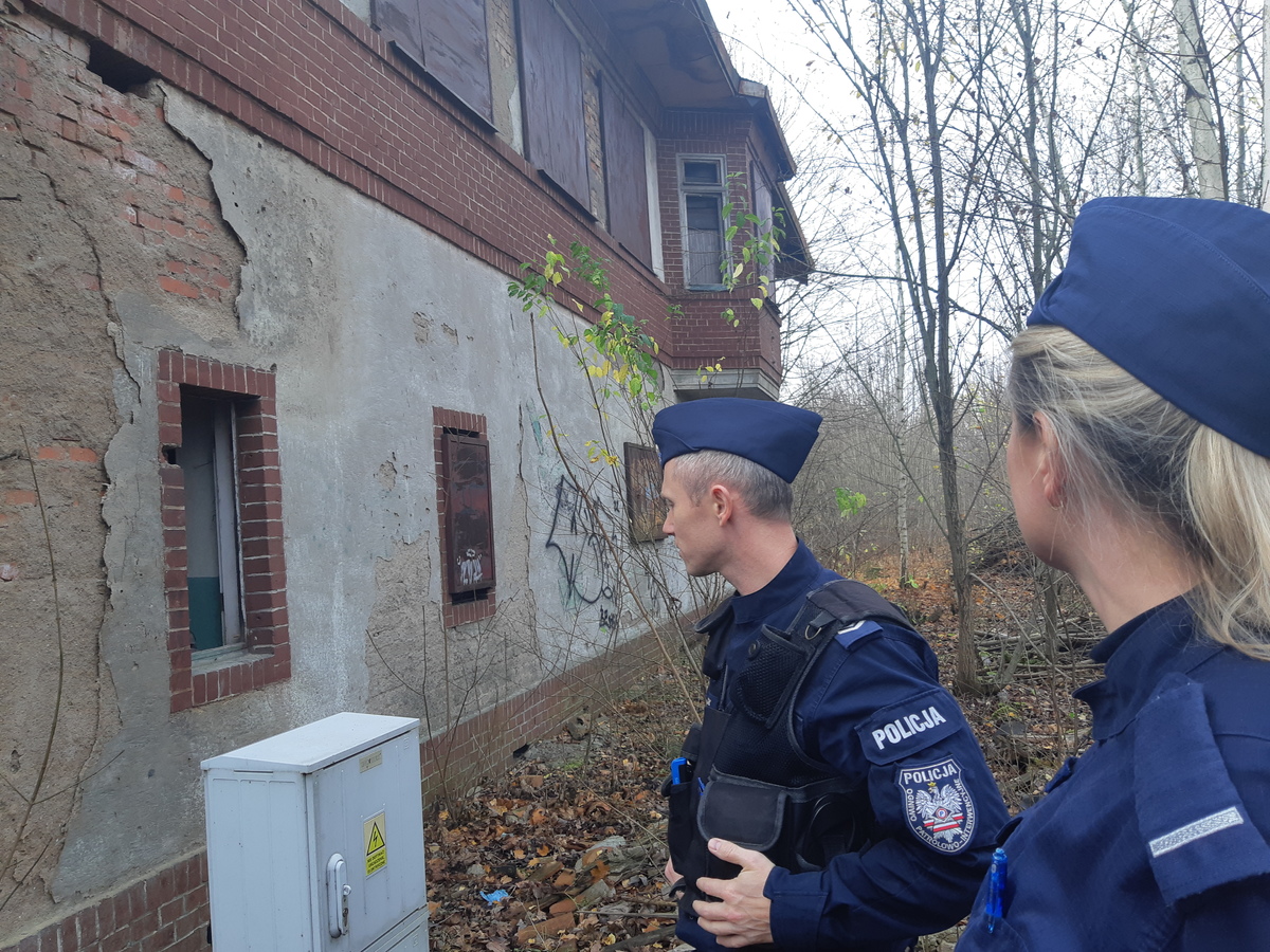 Zdjęcie przedstawia policjantów w pustostanie.