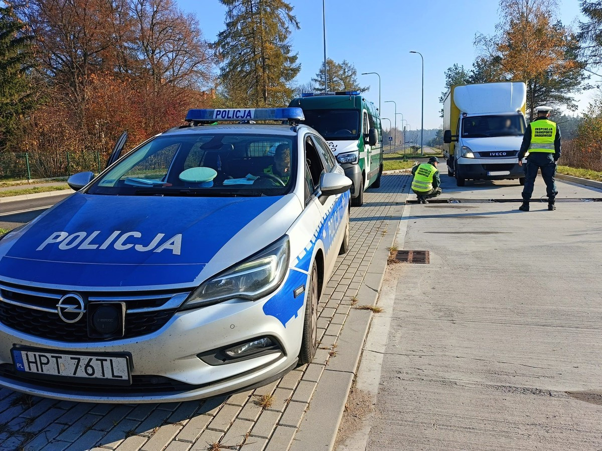 Zdjęcie przedstawia kontrolę drogową.