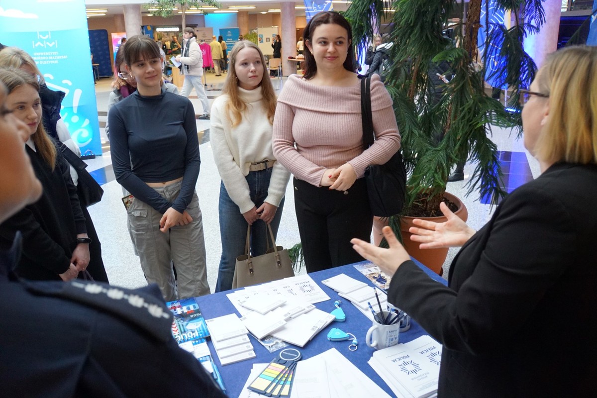 Zdjęcie przedstawia uczestników spotkania